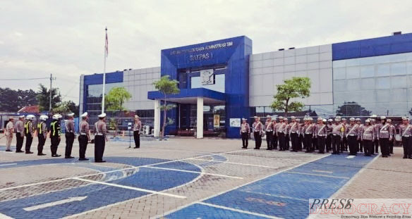 Tepat Saat Malam Pergantian Tahun Baru 2026, Satlantas Polrestabes Surabaya Sekat 12 Titik Perbatasan